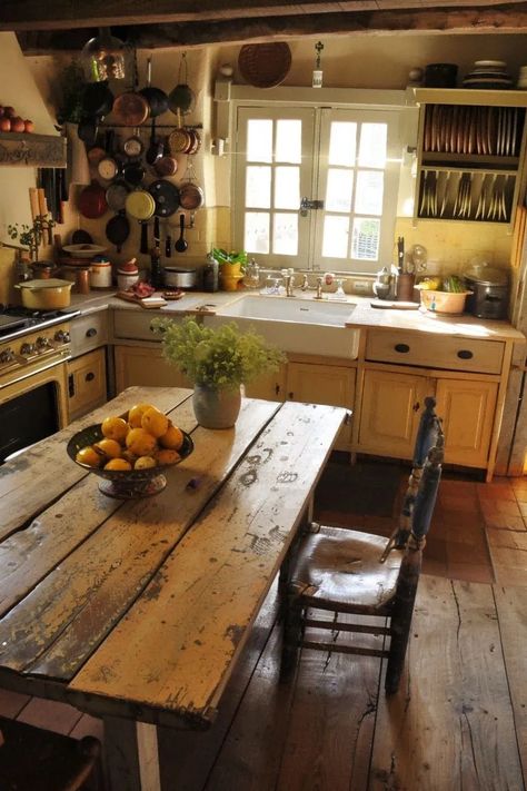 Small Rustic Kitchens, Old Farmhouse Kitchen, Farmhouse Trends, Rustic Country Kitchens, Cottage Kitchens, Rustic Farmhouse Kitchen, French Country Kitchen, Inspire Me Home Decor, Boho Kitchen