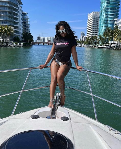 Yacht Bathing Suit Outfit, Yacht Pictures Black Women, Yacht Party Outfit Black Women, Yacht Poses, Boat Ride Outfit, Yacht Pics, Brazil Outfits, Yacht Ideas, Boat Party Outfit