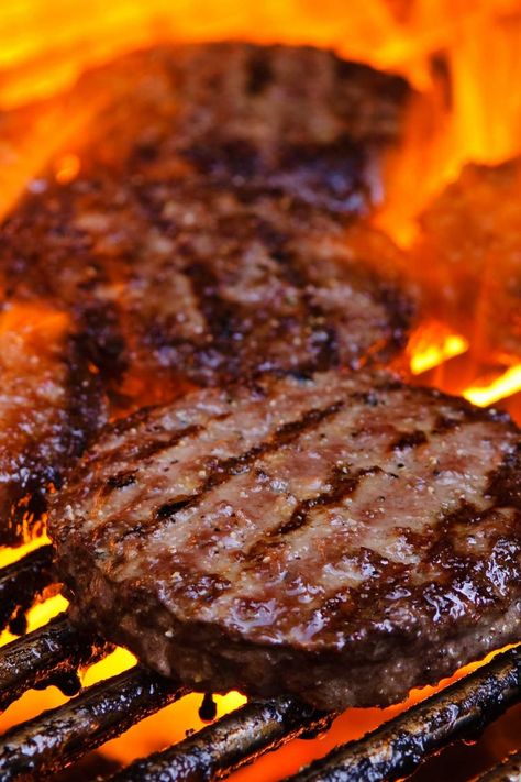 How Long to Grill Burgers (Burger Grill Time) - TipBuzz Grilling Frozen Burgers, Broiled Burgers, Sweet Bbq Chicken, Barbecue Burgers, Bbq Burger, Bbq Burgers, How To Cook Burgers, How To Cook Beef, Greek Cooking