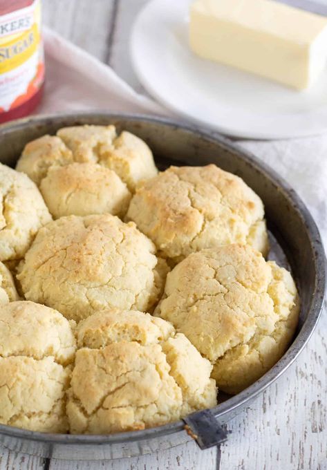 Using just a few basic ingredients, these Paleo Almond Flour Biscuits are light, soft, flaky, and tender. They don't require rolling out and have a great flavor with soft undertones of butter. #paleobiscuits #almondflourbiscuits #grainfreebiscuits #glutenfreebiscuits Paleo Biscuits, Honey Biscuits, Almond Flour Biscuits, Primal Breakfast, Flour Biscuits, Low Carb Backen, Grain Free Bread, Low Carb Biscuit, Gf Breakfast