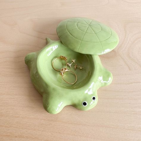 Find the best handmade Ceramics on MakerPlace by Michaels. You will love our Ceramic Turtle Jewelry Box with Lid. Fimo, Clay Turtle, Ceramic Jewelry Box, Trinket Storage, Clay Box, Ceramic Turtle, Diy Air Dry Clay, Sculpture Art Clay, Clay Crafts Air Dry