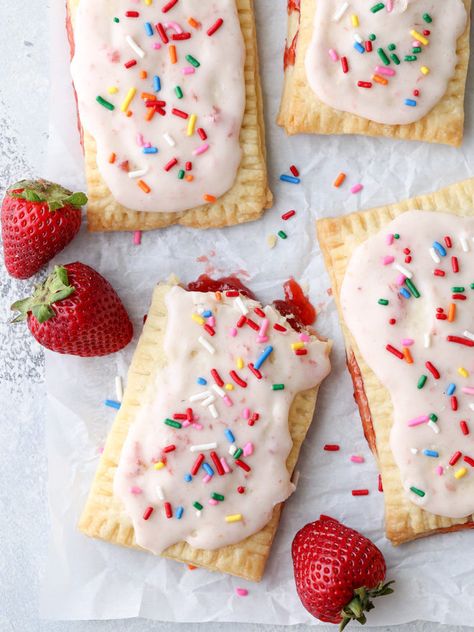 Homemade Strawberry Pop Tart Vegan Bakes, Strawberry Pop, Poptart Recipe, Strawberry Pop Tart, Tasty Pastry, Tarts Recipe, Pop Tart, Homemade Snacks, Homemade Pie