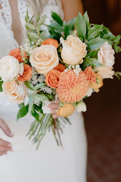 Peachy Pink Wedding Bouquet, Orange Spring Wedding Flowers, Peach And White Wedding Florals, Peach Fall Wedding Flowers, Peach Summer Wedding Flowers, Peach Autumn Wedding, Light Coral Wedding Colors, Blush And Orange Bouquet, Peach Wedding Bouquet Coral