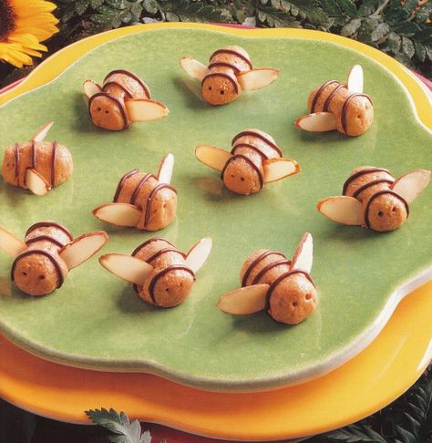 Bug Food, Bug Snacks, Bee Food, Food Garnish, Fingerfood Party, Preschool Snacks, Amazing Food Art, Food Garnishes, Melted Chocolate