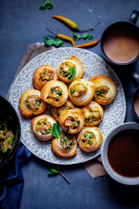 Samosa Pinwheels – Sinfully Spicy Samosa Dough Recipe, Samosa Photography, Samosa Filling Recipe, Vegetable Samosa Recipe, Samosa Chaat Recipe, Samosa Pinwheels, Samosa Dough, Cheese Samosa, Samosa Filling