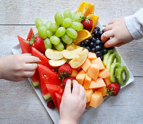 A great option for busy moms who want their kids to eat GOOD foods! ~Fresh Local Produce from freshdirect.com Small Fruit Platter, Fresh Fruit Platter, Good Foods, Fresh Fruit Recipes, Veggie Snacks, I Am Baker, Fresh Fruit Salad, Party Finger Foods, Kids Party Food