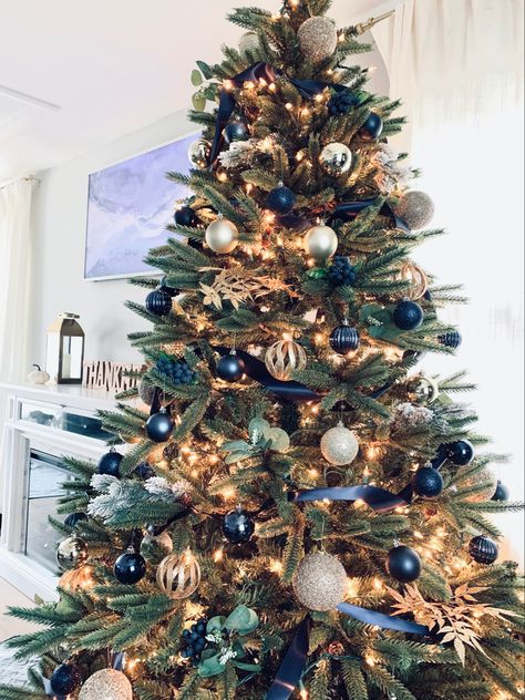 Blue Black Silver Christmas Decorations, Gold And Navy Blue Christmas Tree, Navy Blue Theme Christmas Tree, Blue And Gold Xmas Tree, Christmas Tree Ideas Gold And Blue, Navy Christmas Tree Ideas, Christmas Tree Blue Theme, Blue Silver Gold Christmas Tree, Christmas Tree Ideas Navy Blue