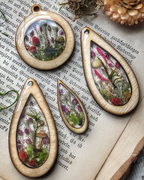 Painted Resin Jewelry, Resin Wood Jewelry, Epoxy Jewelry Diy Ideas, Metal Smithing Jewelry, Uv Resin Projects, Wood And Resin Jewelry, Resin Jewlery, Resin And Wood Diy, Pressed Flower Crafts