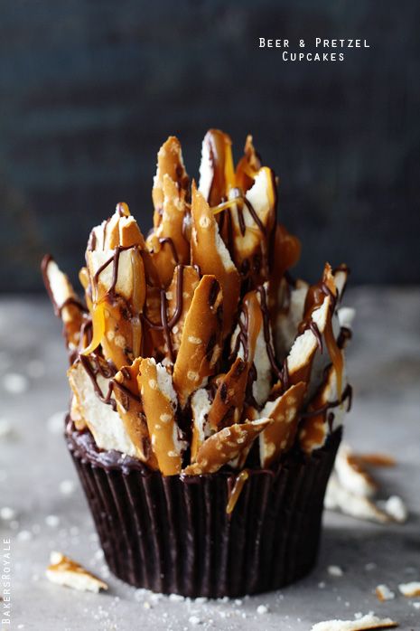 Beer and Pretzel #Cupcakes from Bakers Royale Pretzel Cupcakes, Beer Pretzels, Cake Brownie, Fun Cupcake Recipes, Think Food, Dessert Cupcakes, Fun Cupcakes, Food Cakes, Chocolate Cupcakes