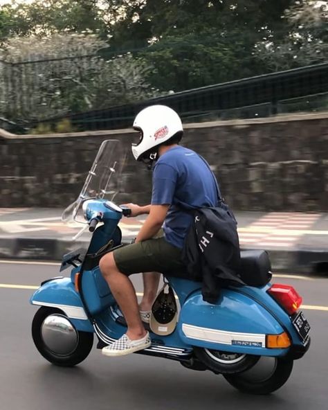 𝐏𝐗𝐒𝐐𝐔𝐀𝐃𝐈𝐍𝐃𝐎𝐍𝐄𝐒𝐈𝐀 (@pxsquadindonesia) posted on Instagram • Jul 20, 2020 at 9:30am UTC Vespa Helmet, Piaggio Scooter, Classic Vespa, Retro Scooter, Vespa Retro, Vespa Px, Riding A Bicycle, Retro Bike, Vespa Lambretta