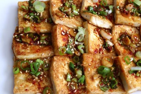 Korean tofu - must try this! It was the only dish I actually liked eating at the cafeteria when I was in Korea. Braised Tofu Recipe, Korean Tofu, Pan Fried Tofu, Korean Side Dishes, Vegas Food, Tofu Dishes, Korean Dishes, Fried Tofu, Spicy Sauce