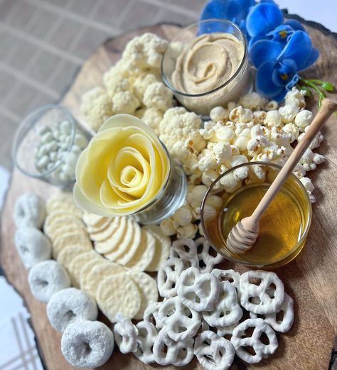 White Themed Food Board, White Food For Color Party, Color Party White Snacks, Winter Wonderland Party Snacks, White Food Platter, All White Charcuterie Board, White Charcuterie Board Ideas, White Themed Food, Black And White Charcuterie Board