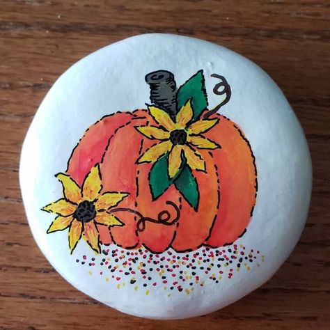 Fall Rock Art Ideas, Rock Painting Pumpkins, Painted Rocks Fall Theme, Autumn Rock Painting, Thanksgiving Painted Rocks Ideas, Autumn Rock Painting Ideas, Fall Painted Rocks Ideas, Fall Rock Painting Ideas Easy, Pumpkin Rock Painting