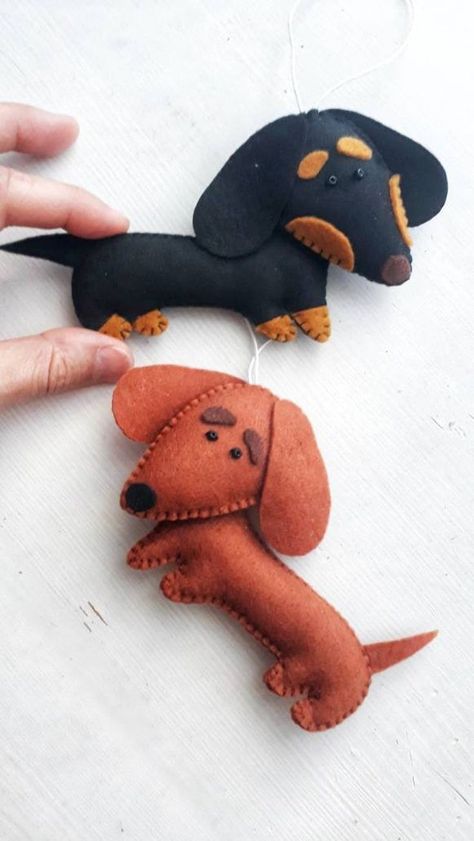 Felt Dachshund, Felt Dog Ornament, Baby Mobil, Felt Crafts Diy, Felt Dogs, Felt Patterns, 자수 디자인, Felt Christmas Ornaments, Dog Decor