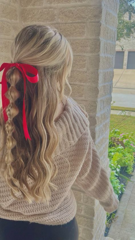 Red Outfit Hairstyle, Really Cute And Easy Hairstyles, Cheer Bows Hairstyles, Red Hair Bow Aesthetic, Cheer Hairstyles With Bows Short Hair, Hairstyles With Ribbon Bow, Cute Winter Hairstyles For School, Haïr Style With Ribbon, Hairstyles With Big Bow