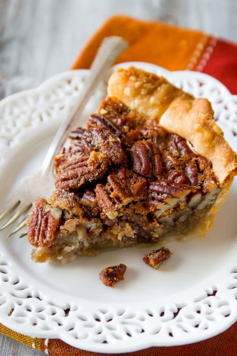 How to make the BEST pecan pie. My grandmother's recipe, this pecan pie sits in a buttery flaky pie crust and is a staple at every Thanksgiving table. Recipe on sallysbakingaddiction.com Egg Wash For Pie, Friendsgiving Recipes, Buttery Flaky Pie Crust, Homemade Pecan Pie, Best Pecan Pie, Pecan Pie Easy, Pecan Pie Filling, Baking Desserts, Pecan Pie Recipe