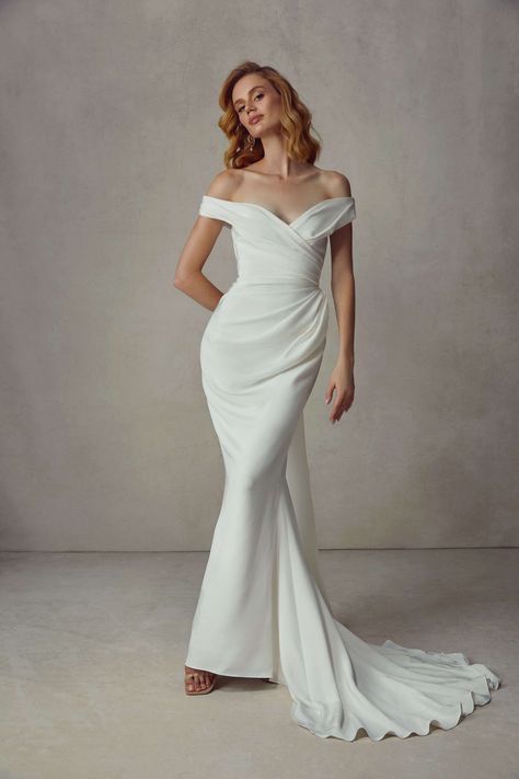 This crossed bodice and off-the-shoulder wedding dress exude simple elegance. The crepe fabric drapes perfectly for a glamorous black-tie wedding. Find Katherine Tash's entire Fall 2022 collection at the link. // Photo: Katherine Tash Hollywood Wedding Dress, Katherine Tash, Wedding Dresses Simple Elegant, Sukienki Maksi, Simple Elegant Wedding Dress, Old Hollywood Wedding, Autumn Bride, Hollywood Wedding, Minimalist Wedding Dresses