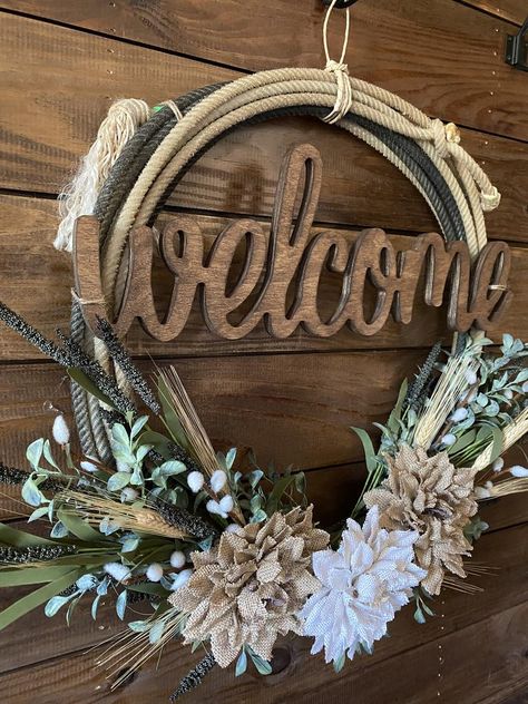 Diy Rope Wreath How To Make, Horse Rope Wreath, Western Door Wreaths, Lasso Wreath Rustic, Western Rope Crafts, Lasso Wreath Diy, Western Wreath Ideas, Western Rope Wreath, Western Front Porch Ideas