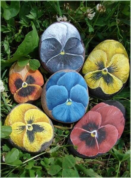 Easy and Fun Painted Pebble Garden Art Ideas Ideas With Pebbles, Caillou Roche, Rock Flowers, Painted Rock Animals, Art Pierre, Rock And Pebbles, Painted Rocks Diy, Rock Painting Ideas Easy, Rock Painting Patterns