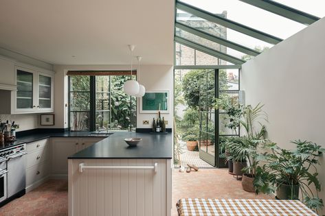 The Camberwell House - Kitchen and Dining area with glass roof to extension - Traditional - Kitchen - London - by Fraher & Findlay Architects Ltd | Houzz UK Victorian Terrace Garden, Dining Room London, Bulthaup Kitchen, Urban Backyard, Kitchen Extensions, Victorian Terrace House, Glass Extension, Courtyard Gardens Design, Courtyard Gardens