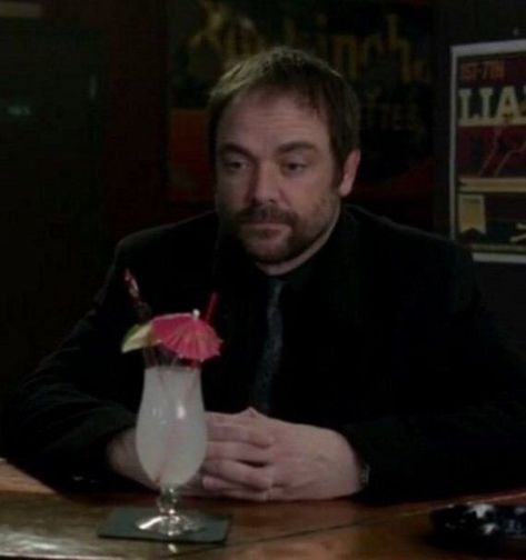 Crowley Funny, Crowley Spn, Crowley Supernatural, Spn Memes, Mark Sheppard, Supernatural Pictures, Supernatural Beings, Tv Supernatural, Supernatural Memes