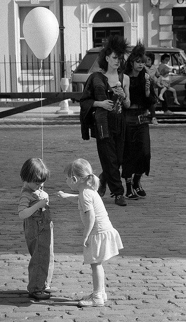 early 80's london Old London, Foreground Photography, John Phillips, Tableaux Vivants, Covent Garden London, Robert Doisneau, Eating Ice, Children Playing, Foto Vintage