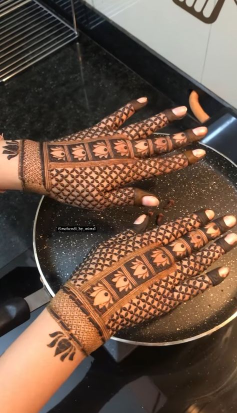 Groom Mehendi Designs Back Side, Sider Mehndi Design, Mehndi Design Bridal, Henna Design Ideas, Hand Mehendi, Front Mehndi Design, Palm Mehndi Design, Mehndi Designs For Kids, Very Simple Mehndi Designs