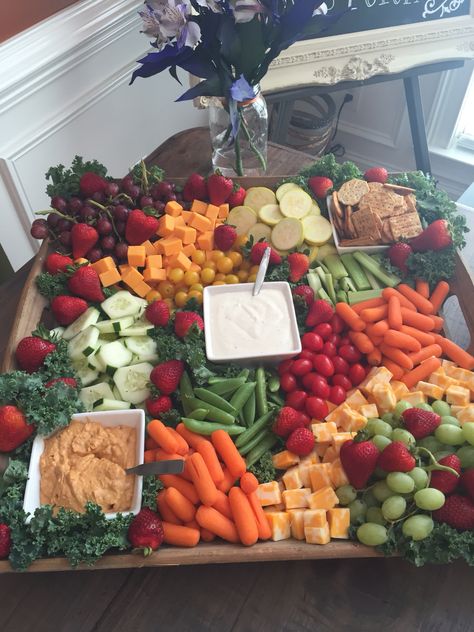 Tray Of Appetizers, Party Veggie Tray, Cheese Tray Ideas Display Party Platters, Veggie Tray Party, Vegetable Party Ideas, Fruit And Veggie Trays Parties Food, Veggie Tray Birthday Party, Veggie And Fruit Trays Party Ideas, Fruit And Veggie Display