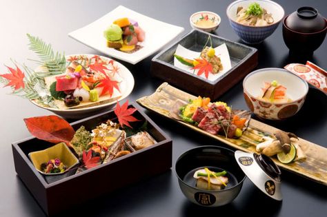 Using only the best ingredients, Japanese kaiseki cuisine turns food into edible works of art. Discover each course and learn some etiquette along the way. Japanese Food Dessert, Sashimi Platter, Japanese Table, Nigiri Sushi, Premium Meat, Spicy Seasoning, Sushi Set, Luxury Food, Elegant Dinner