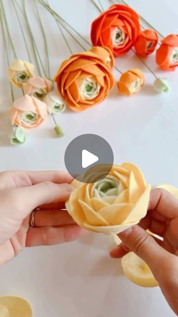 Felt Flowers Bouquet Diy, Felt Ranunculus, Diy Felt Flowers, Felt Flowers Patterns, Wool Flowers, Felt Flower Tutorial, Felt Flower Bouquet, Felt Flower Wreaths, Felt Flowers Diy