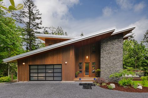 These modern houses approach the everyday roof from a different angle Modern Contemporary Exterior, Skillion Roof, Modern Shed, Modern Garage, Container Architecture, Contemporary Exterior, Exterior Modern, Modern Cottage, Modern Cabin