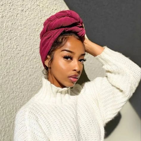 head wrap style on black hair Bae Outfits, Understated Fashion, Head Wrapping, Turban Styles, Hijab Turban Style, Curly Natural Hair, Headwrap Hairstyles, Bb Glow, Wrap Fashion