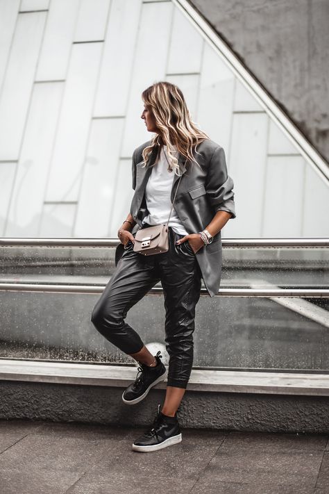 Jogger Piel Outfit, Faux Leather Cargo Pants Outfit, Loose Leather Pants Outfit, Cargo Leather Pants Outfit, Faux Leather Joggers Outfit, Different Dressing Styles, Leather Cargo Pants Outfit, Leather Joggers Outfit, Women Leather Pants