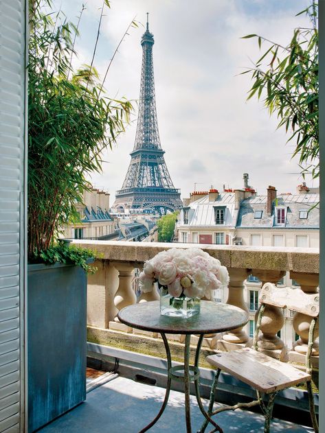 Elegant Parisian apartment in soft colors Paris, Home Décor, Art, Travel, Paris Skyline, Eiffel Tower, Tower, Table Decorations, Building