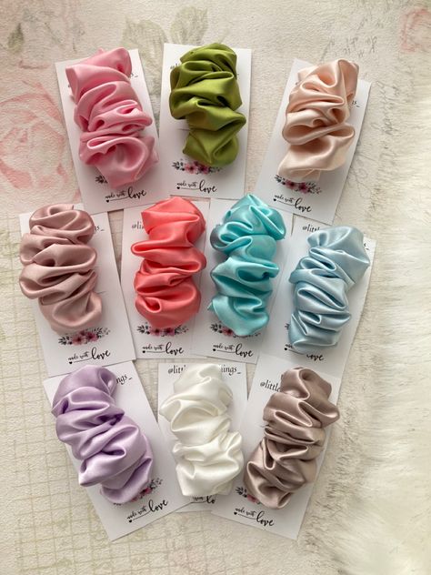 Scranchi Hair, Scranchi Diy, Unique Scrunchie Ideas, Scrunchies Business, Scrunchie Display, Hair Accessories Diy Headband, Hair Accessories Display, Hair Bows Diy Ribbon, Pola Macrame