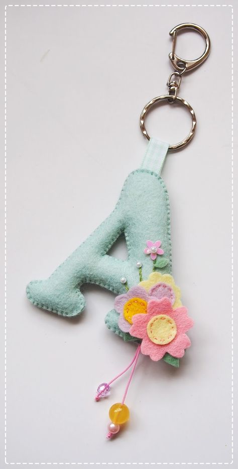 Felt Keyring, Felt Keychain, Baby Mobil, Felt Crafts Patterns, Felt Crafts Diy, Felt Letters, Heart Keyring, Felt Sheets, Felt Embroidery