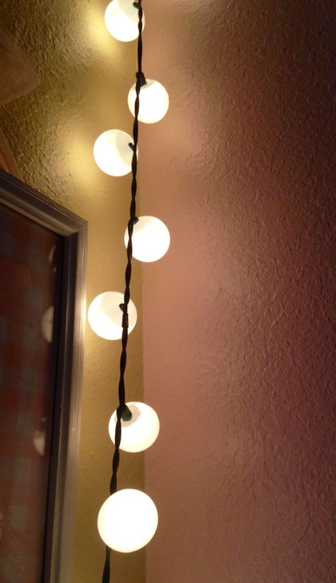 Ping pong ball lights. Super easy craft that looks great! Ping Pong Christmas Lights, Ping Pong Ball Lights, Ping Pong Lights, Light Up Pool Balls, Ball String Lights, Ping Pong Balls, Ball Lights, Easy Craft, Ping Pong