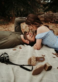 Couples Shoot Ideas Outdoor, Couple Photo Session Outfits, Moody Picnic Photoshoot, Outdoor Couple Photoshoot Intimate, Picnic Style Engagement Shoot, Pizza Picnic Photoshoot Couple, Couple Shoot Picnic, Forest Picnic Photoshoot, Picnic Blanket Photoshoot Couple