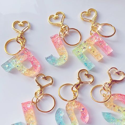 Diy Resin Keychain, Seni Resin, Diy Resin Mold, قلادات متدلية, Resin Crafts Tutorial, Diy Resin Projects, Resin Jewelry Diy, Resin Design, Epoxy Resin Crafts