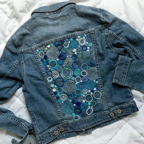 Hand Embroidered Denim, Artisanats Denim, Denim Jacket Embroidery, Embroidery Jeans Jacket, Jeans Bordado, Upcycled Denim Jacket, Diy Denim Jacket, Denim Embroidery, Embellished Denim Jacket