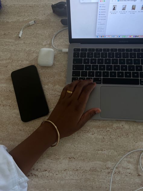 Desk studio office and minimal gold jewellery aesthetic Black Businesswoman Aesthetic, Black Working Woman Aesthetic, Office Girly Aesthetic, Networking Aesthetic Black Women, Aesthetic Stock Photos, Business Esthetics, Working From Home Aesthetic, Focus Wallpaper, Gold Jewellery Aesthetic