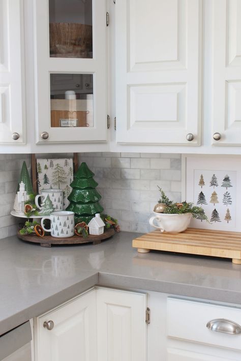 Simple kitchen Christmas decor ideas that you can do in your own home. #christmaskitchen #kitchendecor #christmaskitchendecor #christmasdecor #christmashometour Christmas Decorations Apartment, Cozy Christmas Decor, Christmas Apartment, Kitchen Christmas, Kitchen Counter Decor, Christmas Decor Inspiration, Counter Decor, Christmas Kitchen Decor, Christmas Themes Decorations