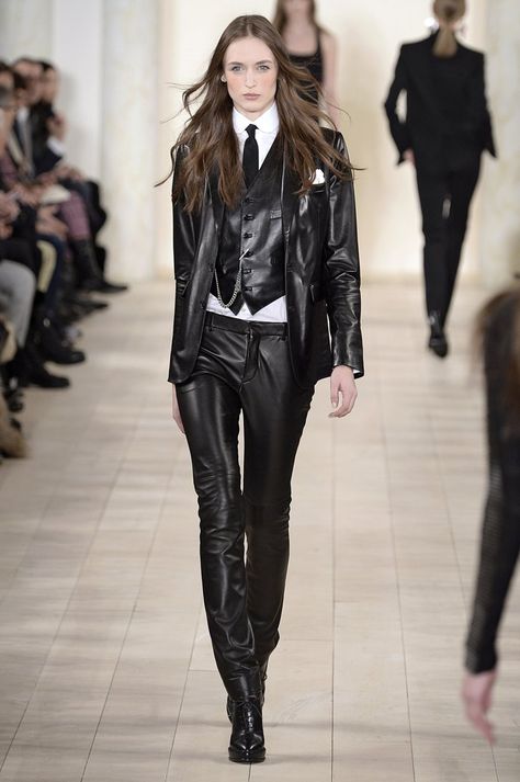 Iconic Runway Looks, Iconic Runway, Ralph Lauren Runway, Ralph Lauren Fall, Leather Suit, Foto Ideas Instagram, Leather Outfit, Classic Outfits, Fall 2015