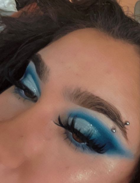 Blue Rave Eye Makeup, Make Up Inspo Colorful, Fun Makeup Ideas Hooded Eyes, Creased Eyes Makeup, Blue Halo Eye Makeup, Bold Blue Eyeshadow, Eyeshadow Blue Looks, Drag Eyeshadow Looks, Ocean Inspired Makeup Looks