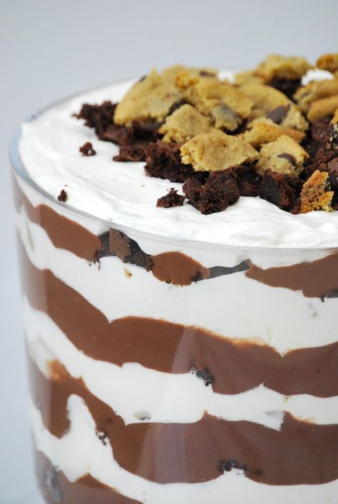 Chocolate Chip Cookie Brownie Trifle_-6 Chocolate Chip Cookie Brownies, Trifle Bowl Recipes, Trifle Dessert Recipes, Brownie Trifle, Trifle Dish, Trifle Desserts, Trifle Recipe, Homemade Whipped Cream, Fancy Desserts