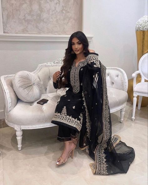 Asian Clothes Pakistan, Black Desi Outfit, Desi Wedding Clothes, Black Suit Salwar, Desi Outfits Casual, Eid Clothes Pakistani, South Asian Dresses, Afghan Dresses Traditional, South Asian Outfits