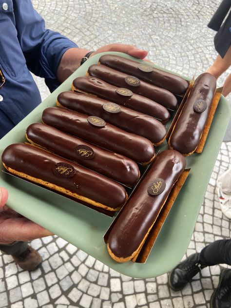 Eclairs Aesthetic, French Snacks, Parisian Food, Paris Desserts, French Sweets, Food Paris, Eclair Recipe, French Baking, Eclair Cake