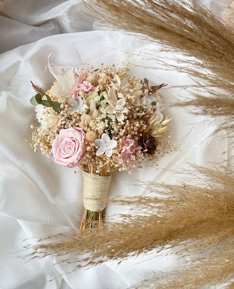 Bridesmaid Bouquet Dried Flowers, Bridal Bouquet Dried Flowers, Dried Flowers Wedding Bouquet, Dried Flower Bridal Bouquet, Dried Bridal Bouquet, Simple Wedding Bouquets, Dried Flowers Wedding, Unique Flower Arrangements, Wedding Bouquets Bride