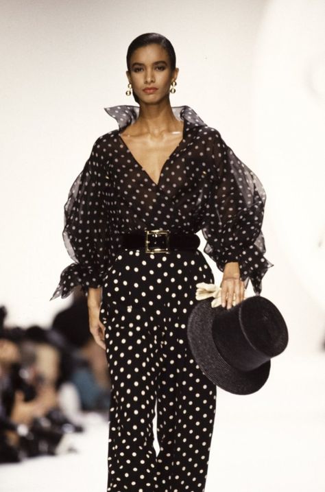 the original supermodels on Tumblr Christian Dior Runway, Vintage Outfit Inspiration, Dior Runway, Dots Outfit, Dots Clothing, 90s Runway Fashion, Original Supermodels, Fashion Business Casual, Classy Work Outfits