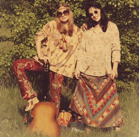 Long, freely flowing hair destabilizes the norm for women in the 60's. Women began to freely express themselves through a hippie look 60s Fashion Hippie, Paz Hippie, 70s Inspiration, 1960s Hippie, Vintage Foto's, Hippie Mode, 60s Hippie, Yoga Studio Design, Moda Hippie